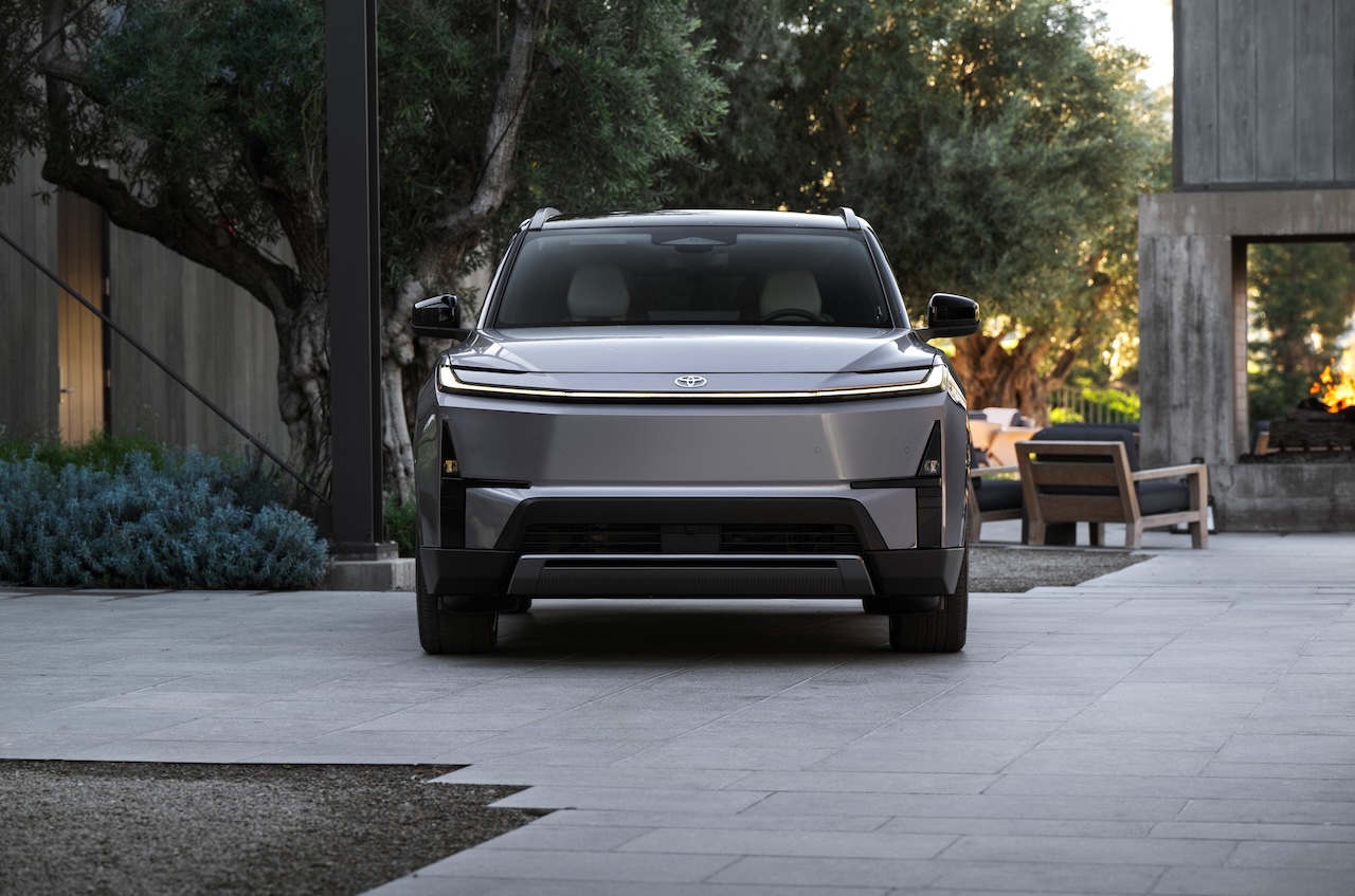 2027_Toyota_Highlander_Limited_Spellbound2Tone_007